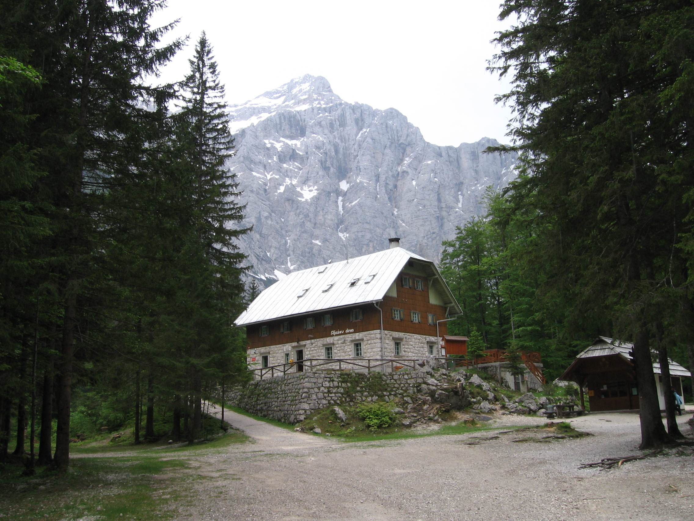 Aljažev dom v Vratih