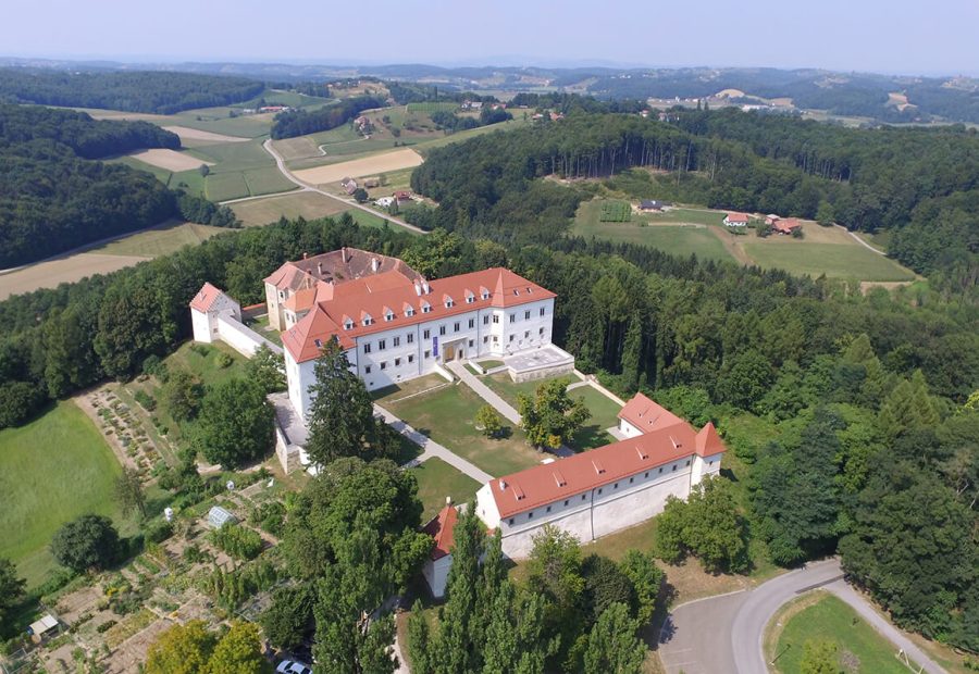 Grad Negova – grajski izlet z zeliščnim vrtom