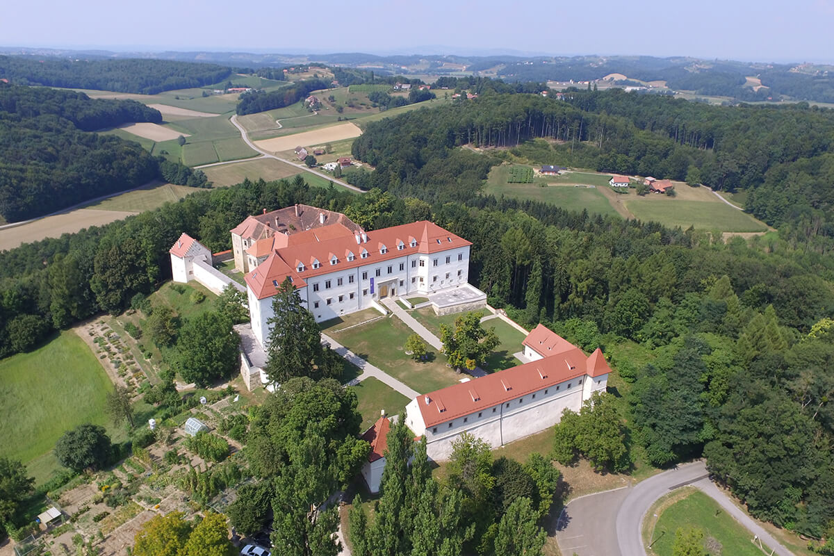 Grad Negova – grajski izlet z zeliščnim vrtom