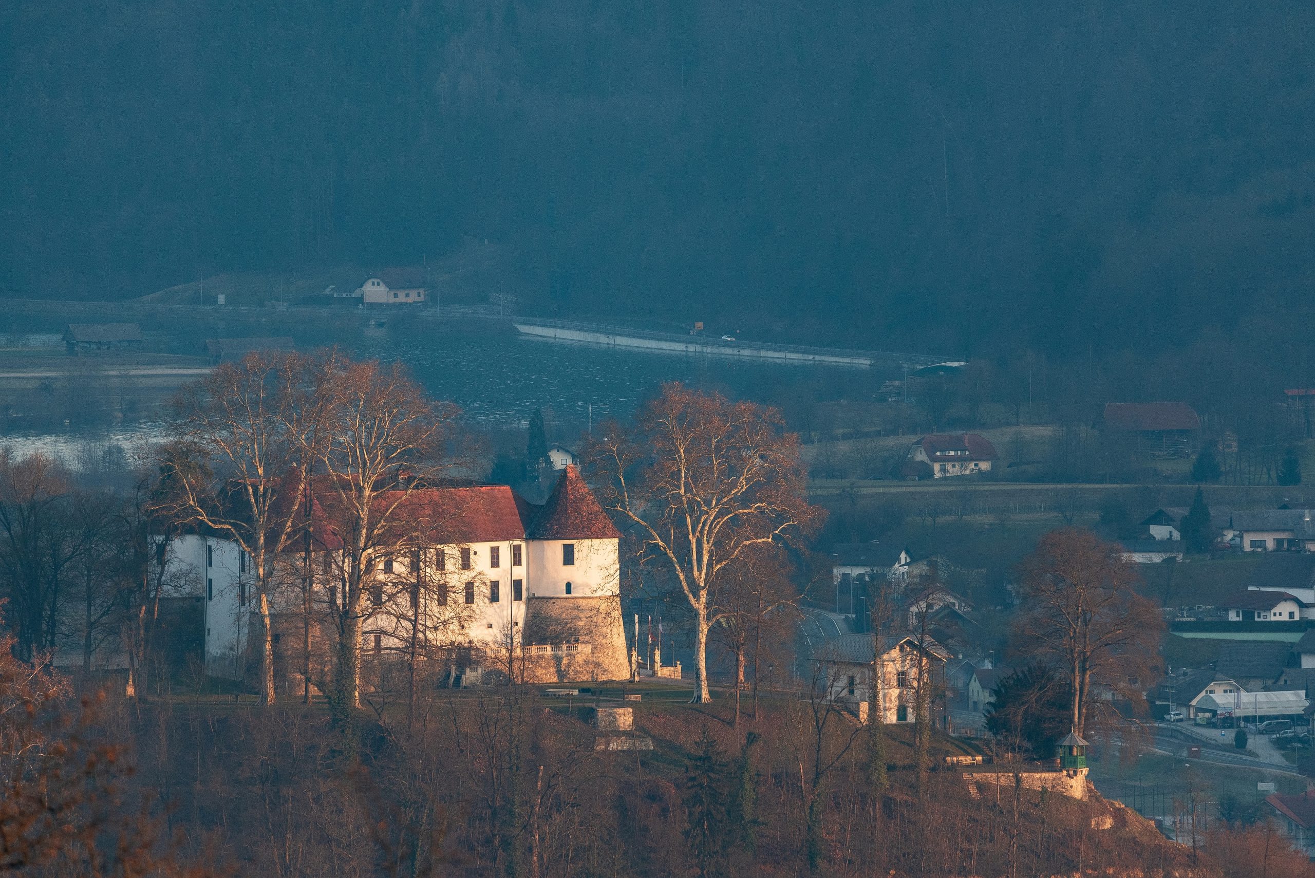 Grad Sevnica – pogled na grajsko dvorišče in stolpe