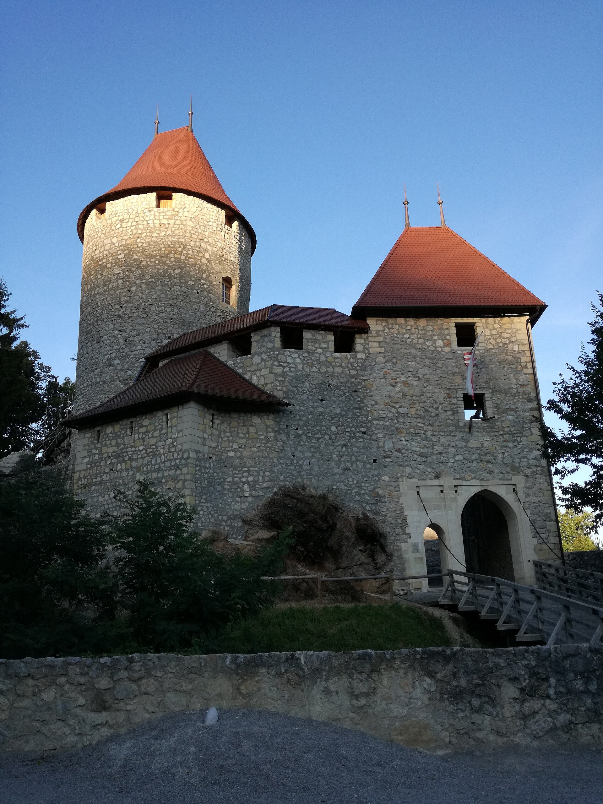 Obzidje in ruševine gradu Žovnek