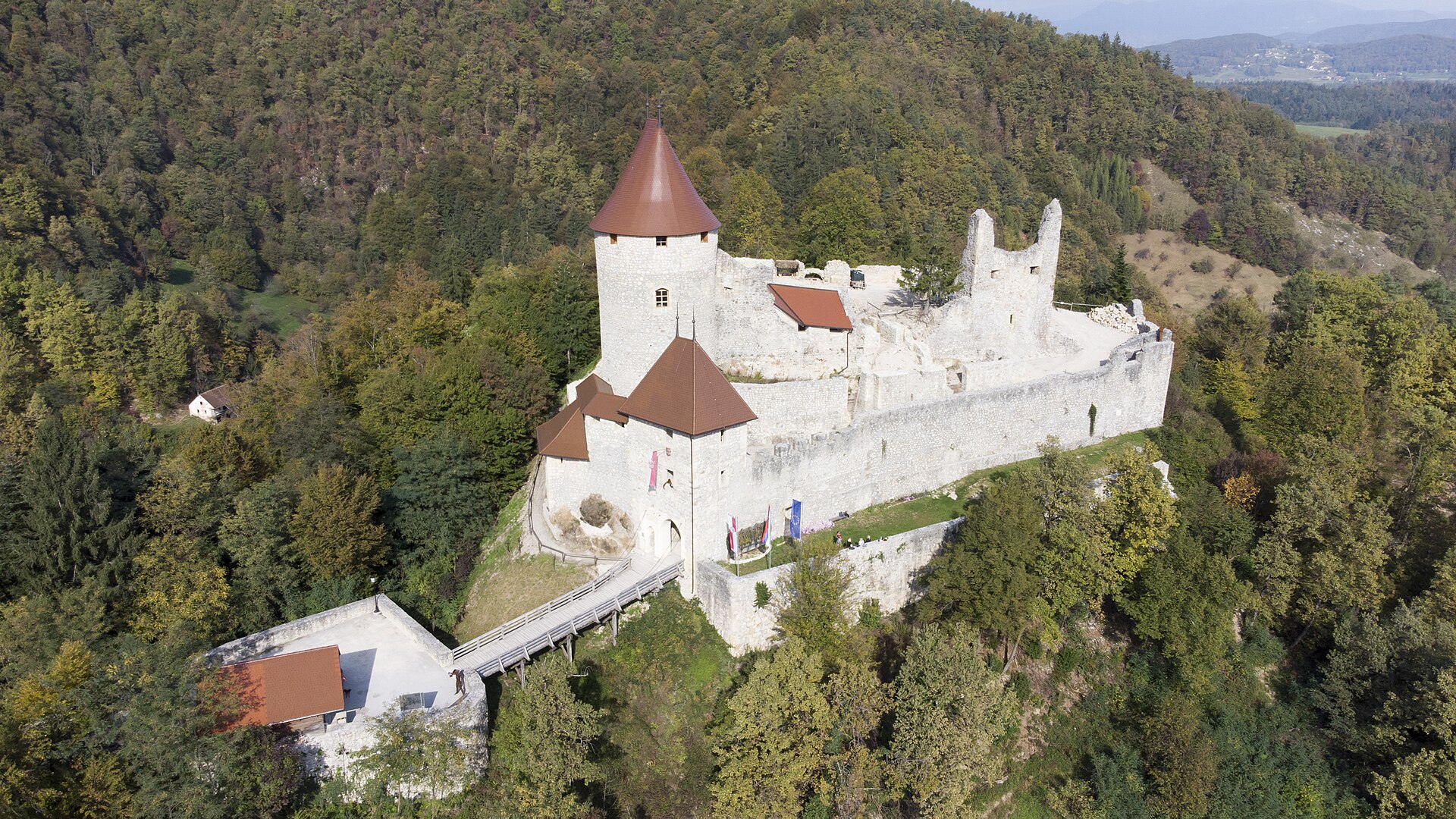 Ruševine gradu Žovnek nad Braslovčami iz zraka