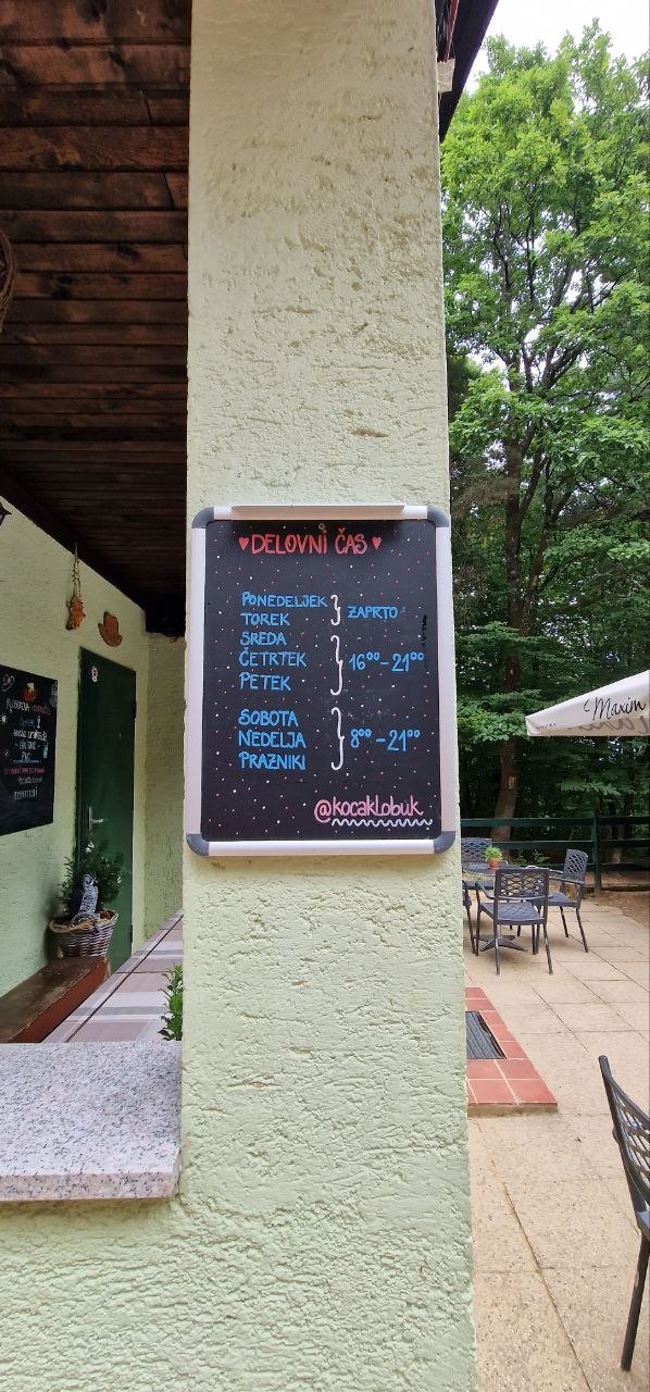Delovni čas Koče Klobuk na informativni tabli