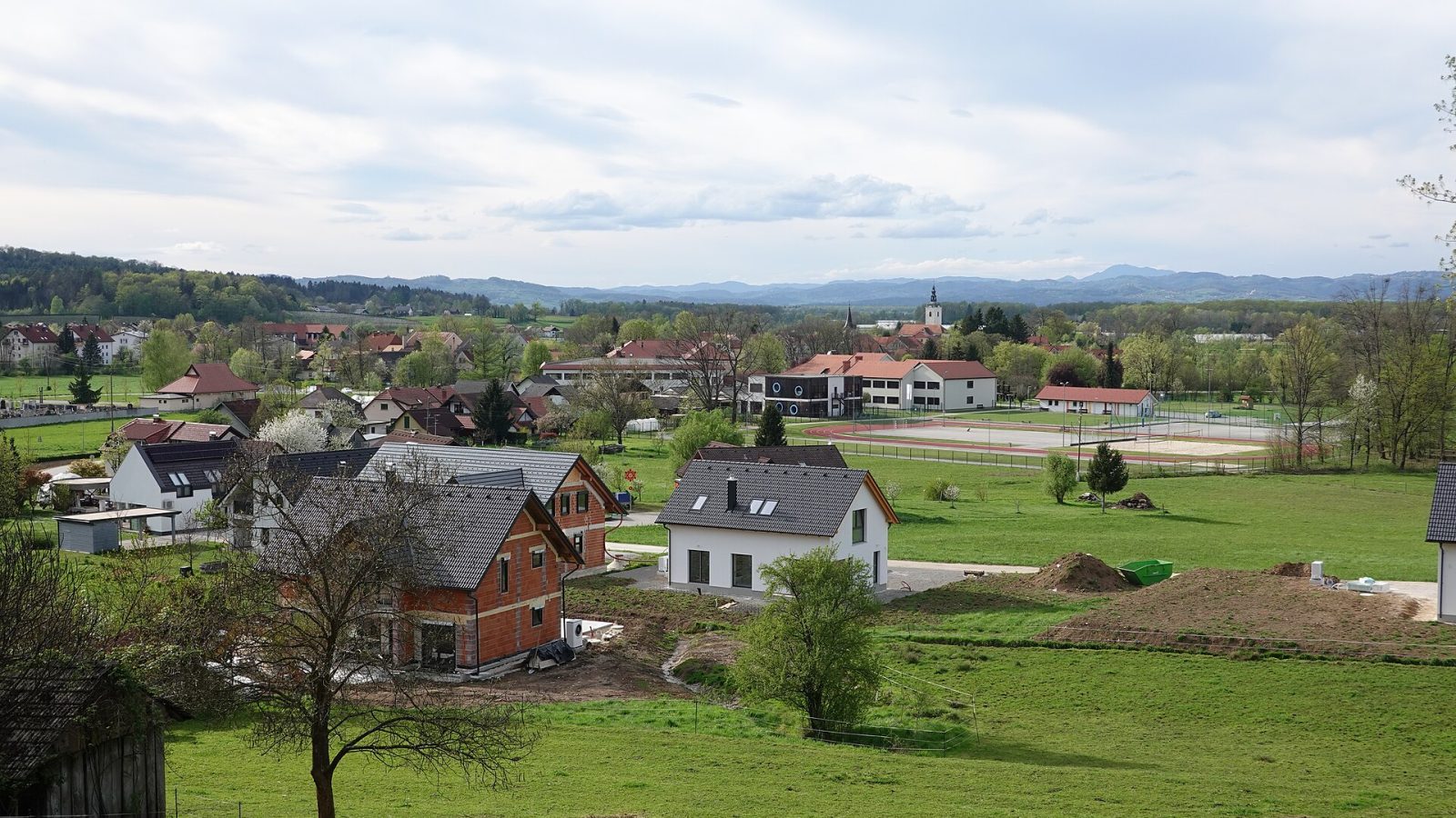 Kostanjevica na Krki z reko in starim jedrom