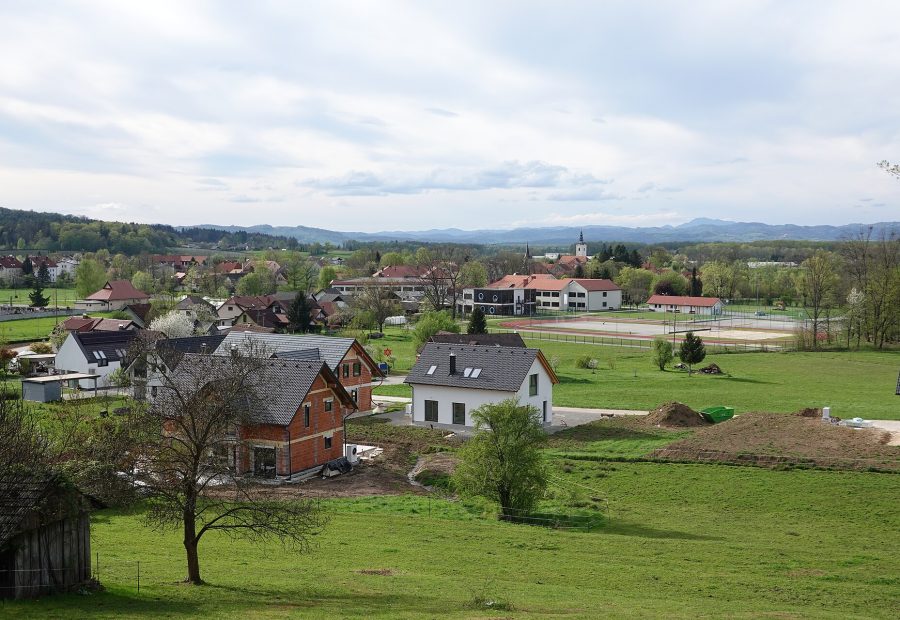 Kostanjevica na Krki z reko in starim jedrom