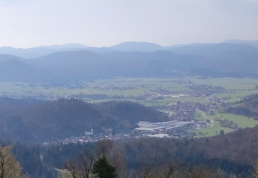 Razgled z Križne gore proti Loški dolini