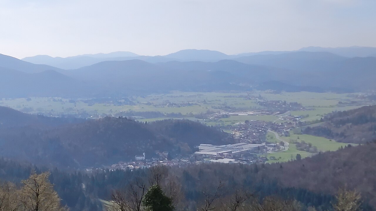 Razgled z Križne gore proti Loški dolini