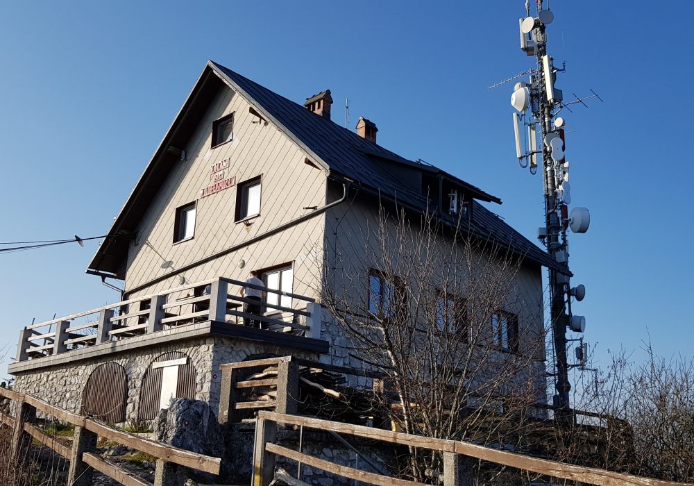 Dom na Lubniku na vrhu nad Škofjo Loko
