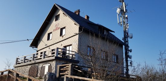Dom na Lubniku na vrhu nad Škofjo Loko