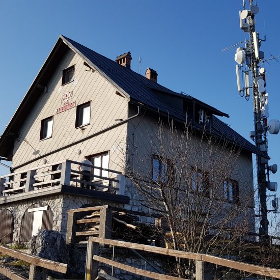 Dom na Lubniku na vrhu nad Škofjo Loko