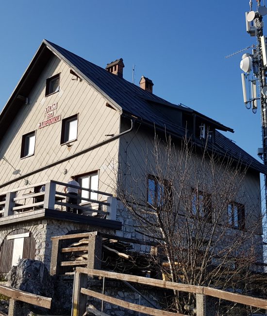 Dom na Lubniku na vrhu nad Škofjo Loko