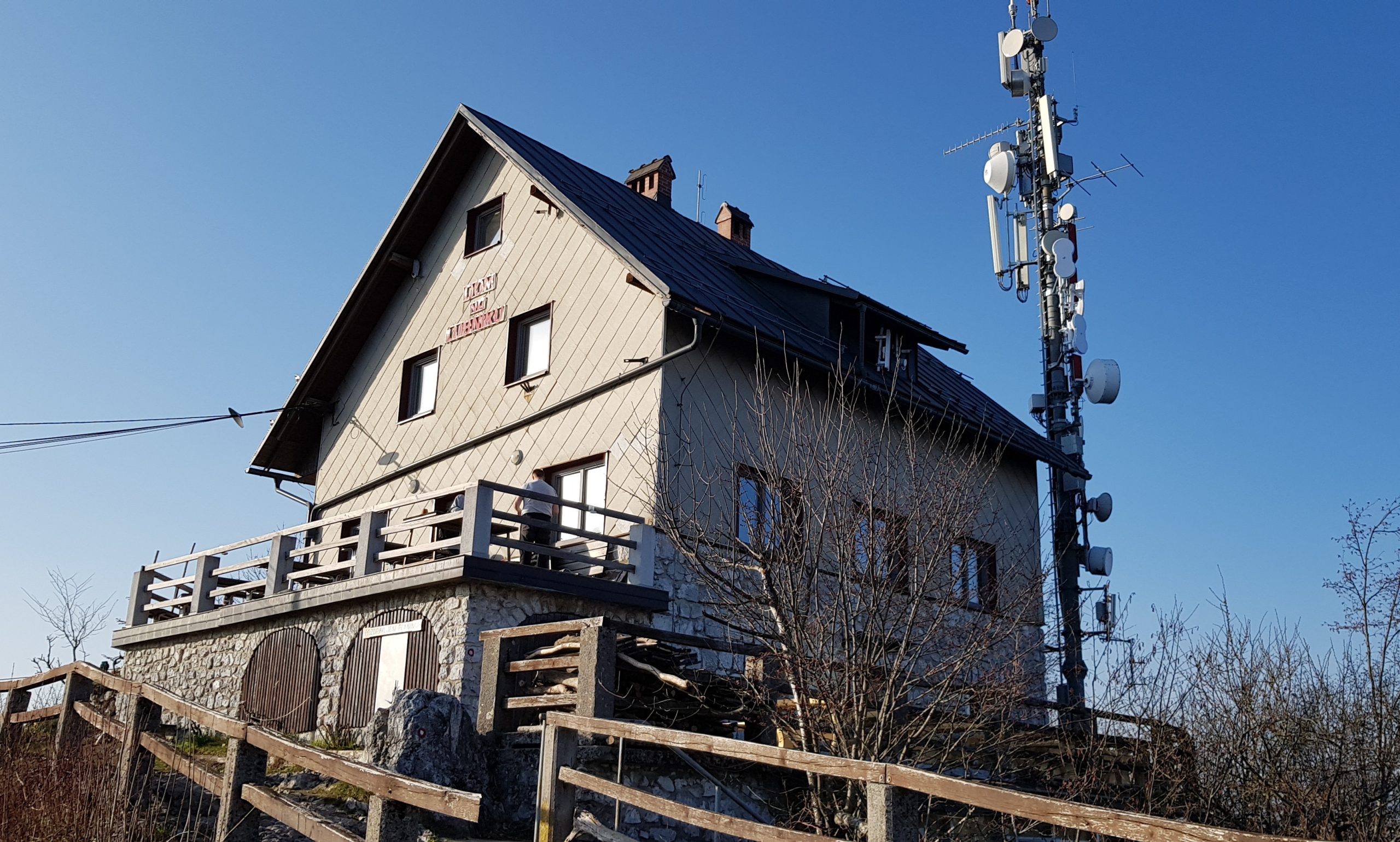 Dom na Lubniku na vrhu nad Škofjo Loko