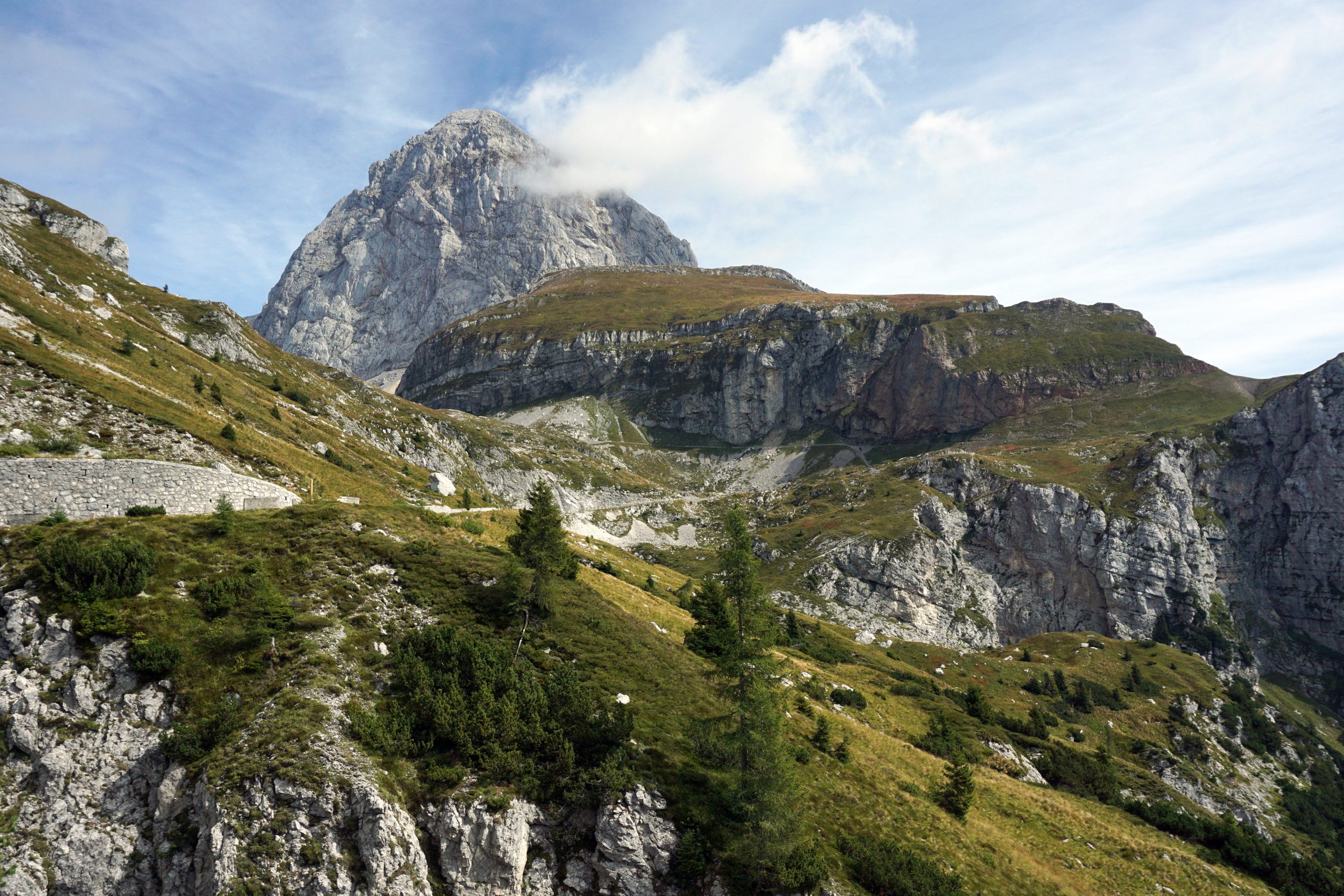 Pogled na Mangart in sedlo. Vir: Wikimedia Commons