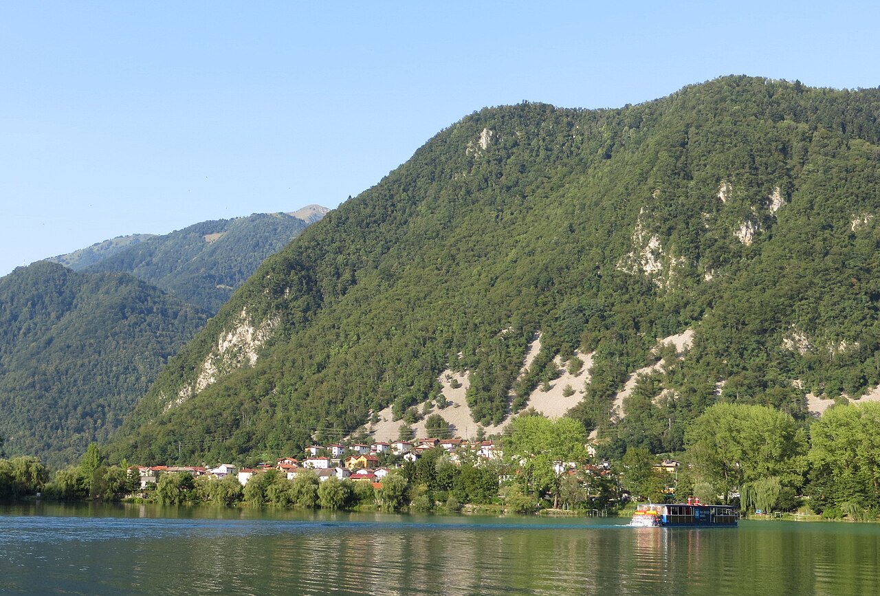 Pogled na Modrej in okolico naravnega kopališča