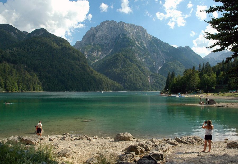 Rabeljsko jezero oziroma Lago del Predil med gorami