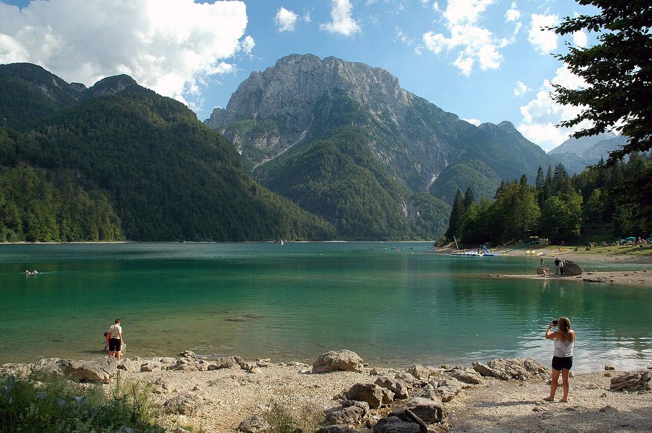 Rabeljsko jezero oziroma Lago del Predil med gorami