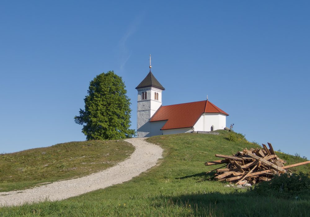 Cerkev svete Ane nad Podpečjo in Jezerom