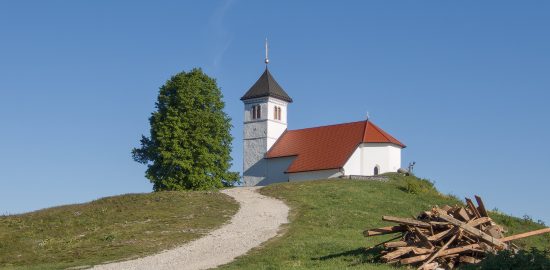 Cerkev svete Ane nad Podpečjo in Jezerom