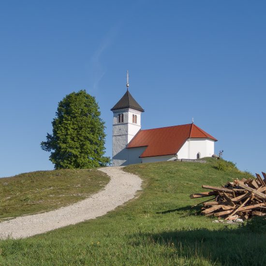 Cerkev svete Ane nad Podpečjo in Jezerom
