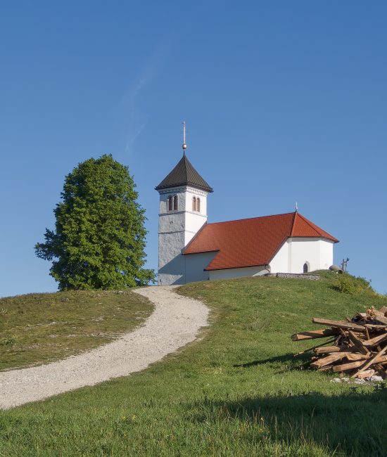 Cerkev svete Ane nad Podpečjo in Jezerom