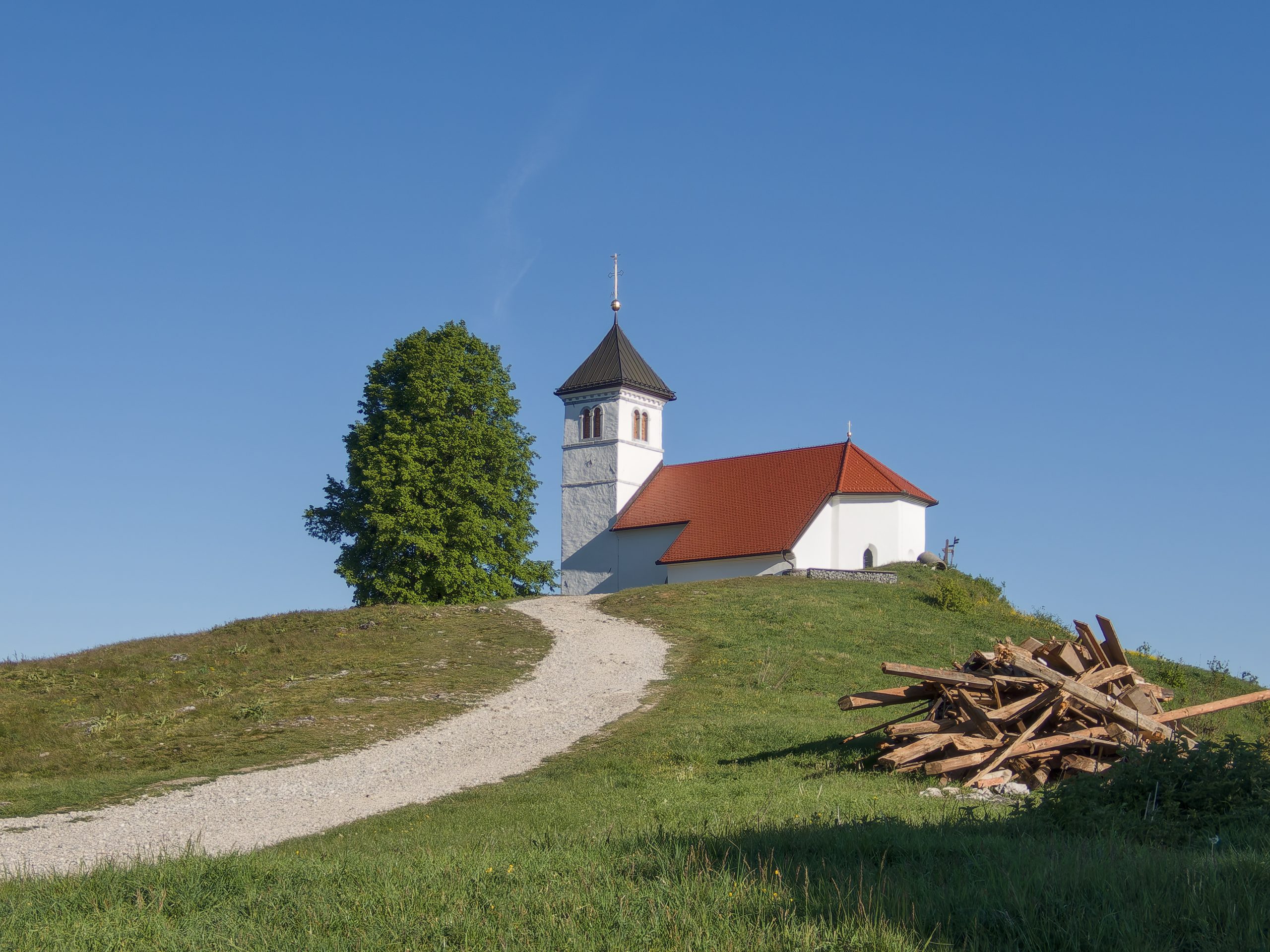 Cerkev svete Ane nad Podpečjo in Jezerom
