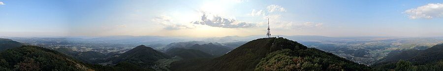 Panoramski pogled na Boč in okoliške hribe