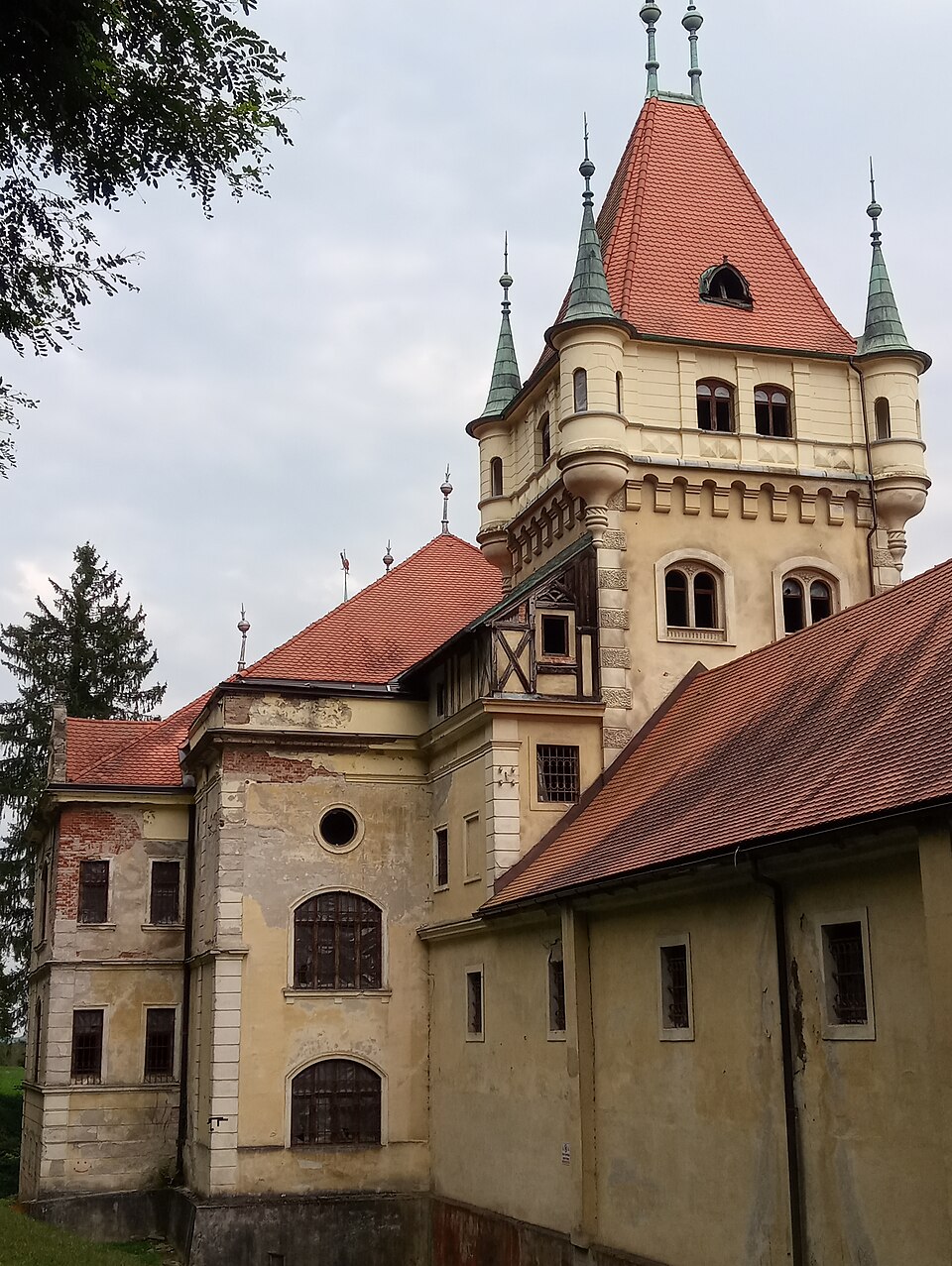Dvorec oziroma grad Viltuš pri Selnici ob Dravi