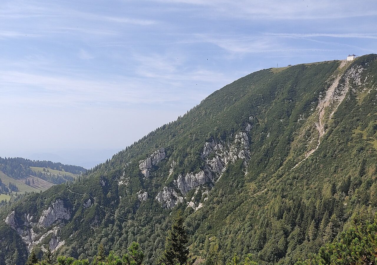 Krvavec poleti z razgledi na gore