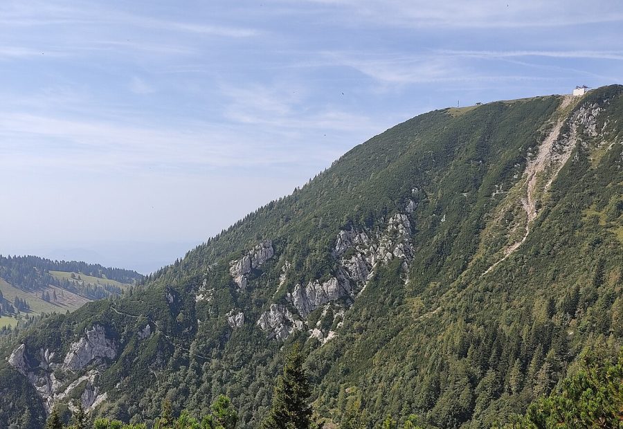 Krvavec poleti z razgledi na gore