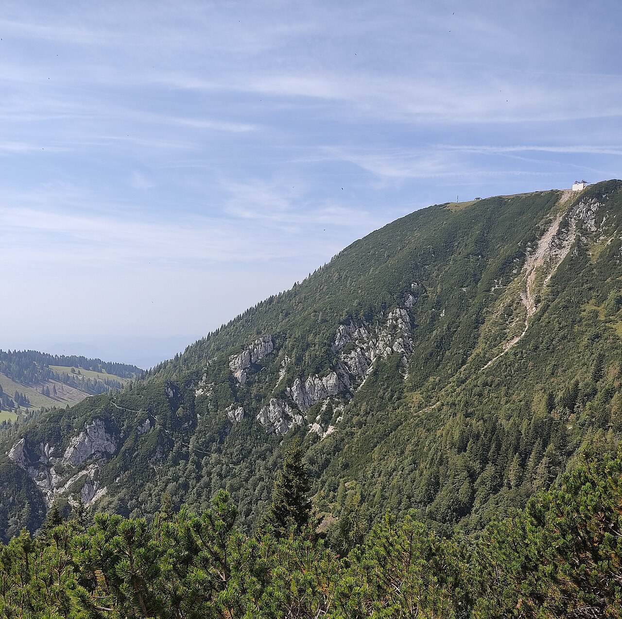 Krvavec poleti z razgledi na gore
