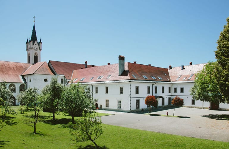Mekinjski samostan – dostopen izlet v Kamniku z mirnim dvoriščem