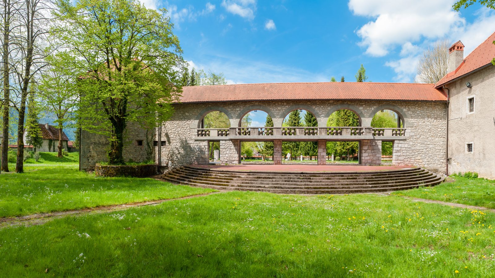 Ribniški grad – naslovna fotografija