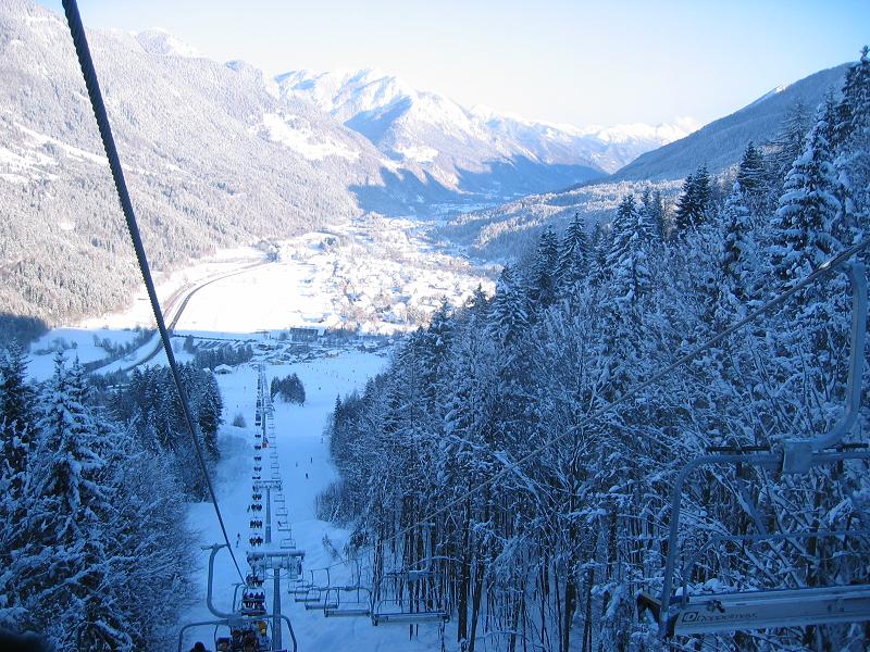 Kranjska Gora pozimi s smučiščem in zasneženo okolico