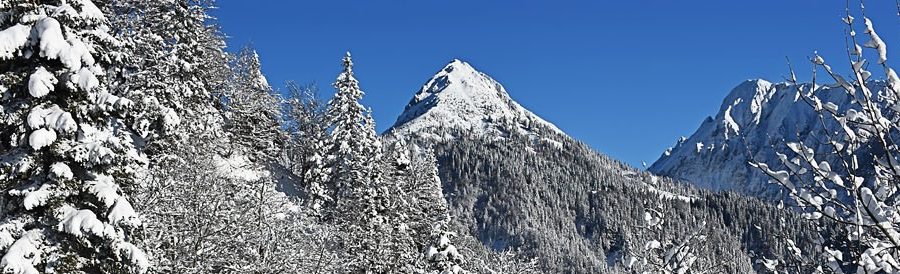 Ljubelj pozimi z zasneženo gorsko pokrajino brez ljudi