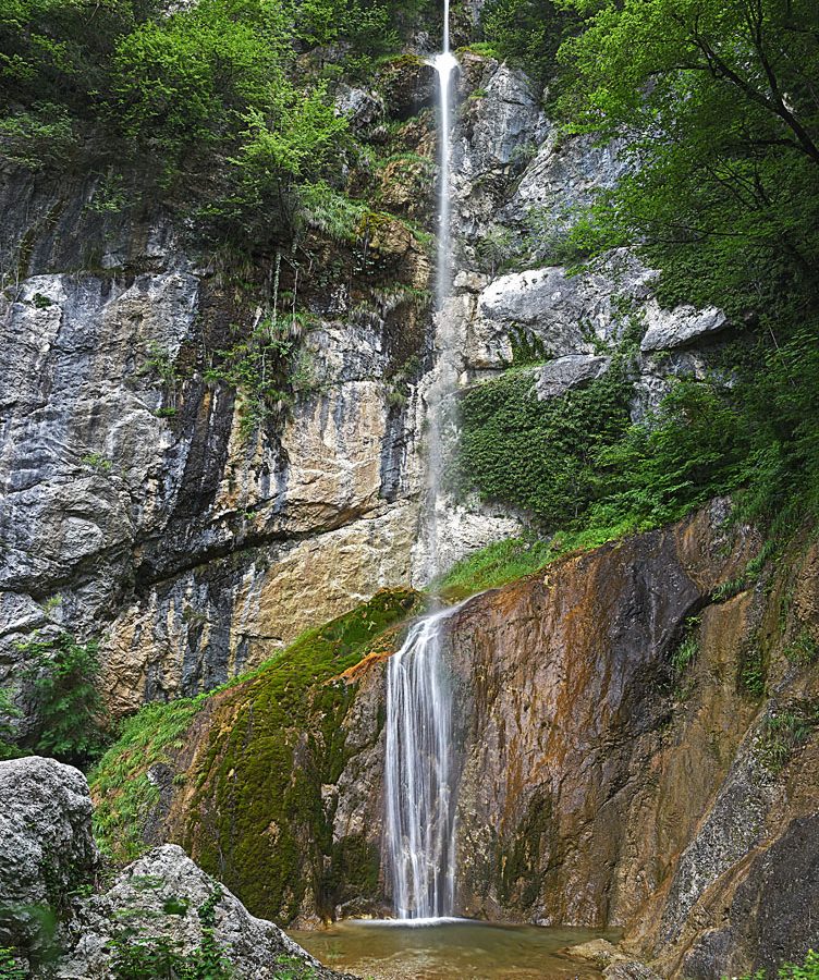 Slap Sopota med skalami in zelenjem