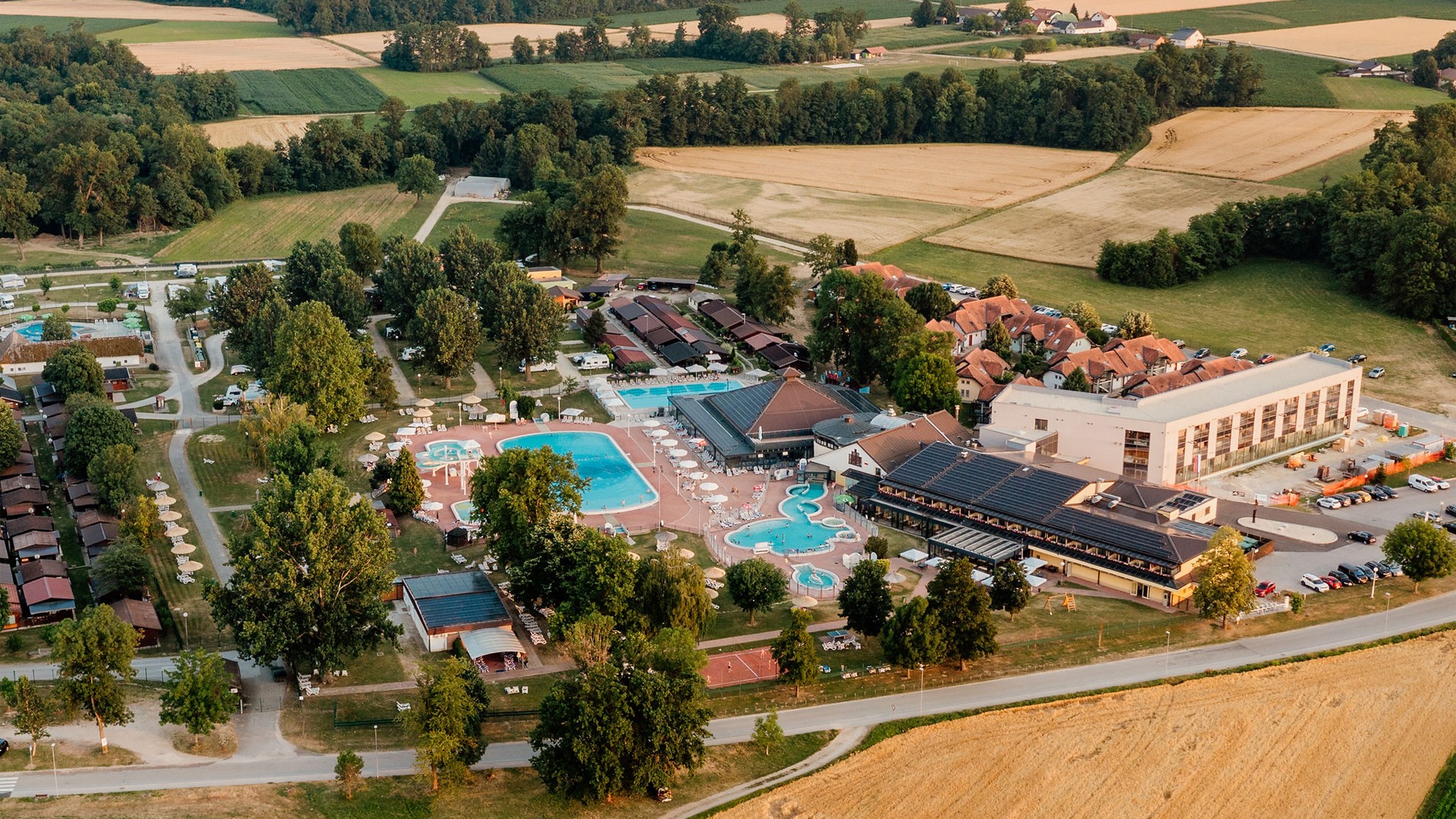 Terme Banovci z bazeni in prleško okolico