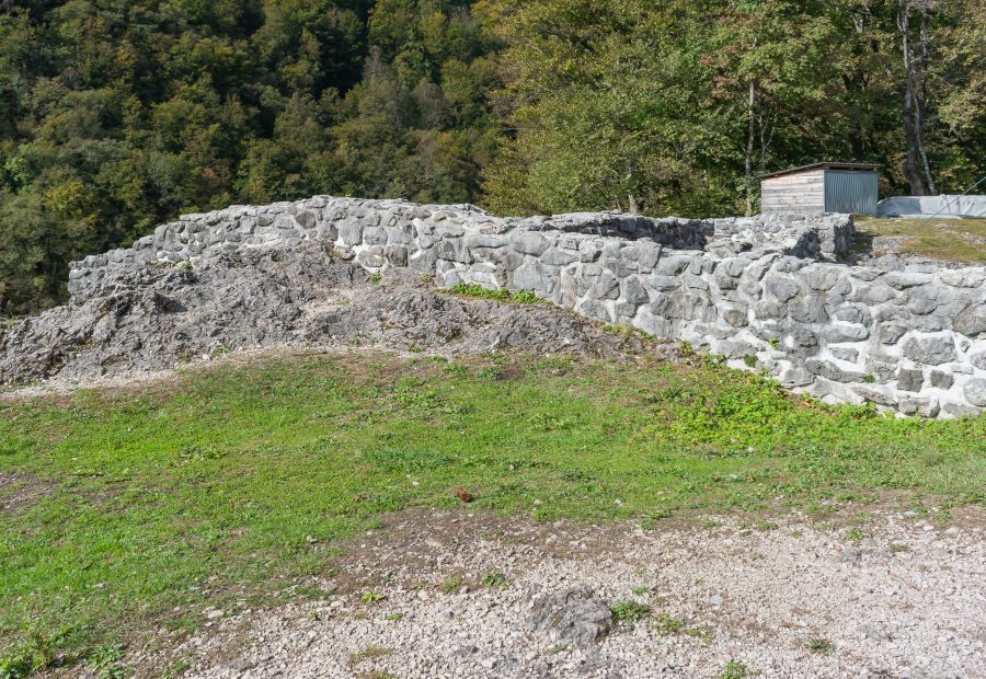 Tonovcov grad – naslovna fotografija