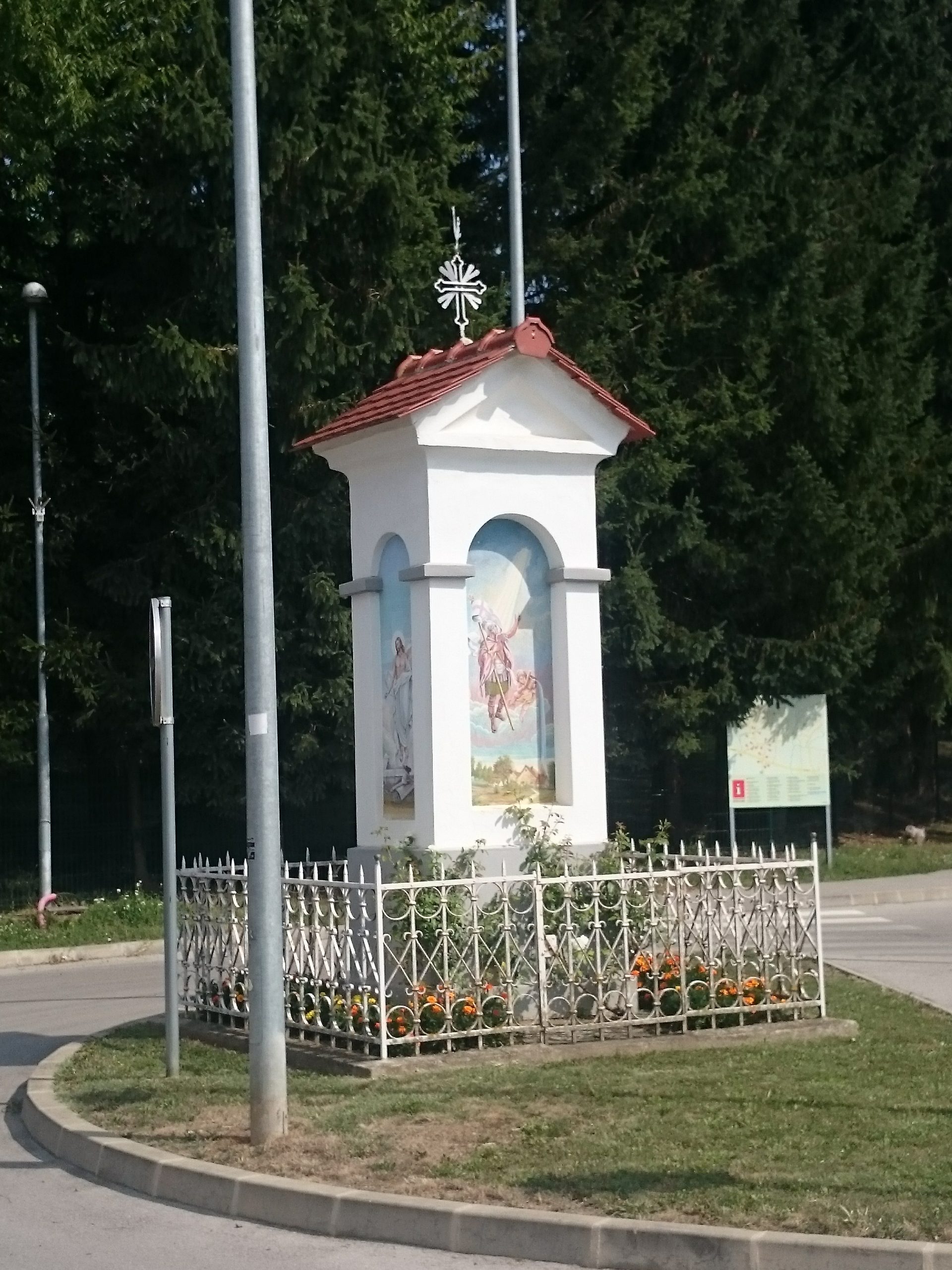 Znamenje pred cerkvijo v Bogojini brez ljudi