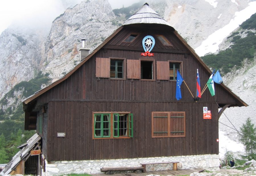 Češka koča na Spodnjih Ravneh nad Jezerskim