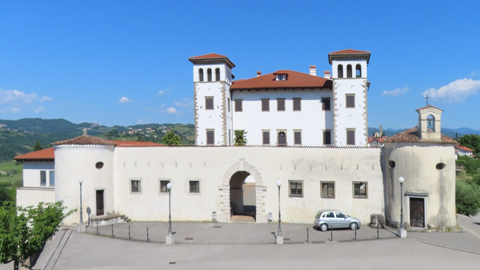 Grad Dobrovo v Goriških brdih