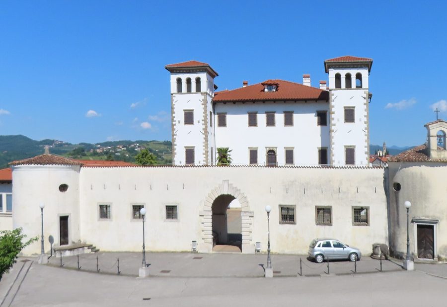 Grad Dobrovo v Goriških brdih