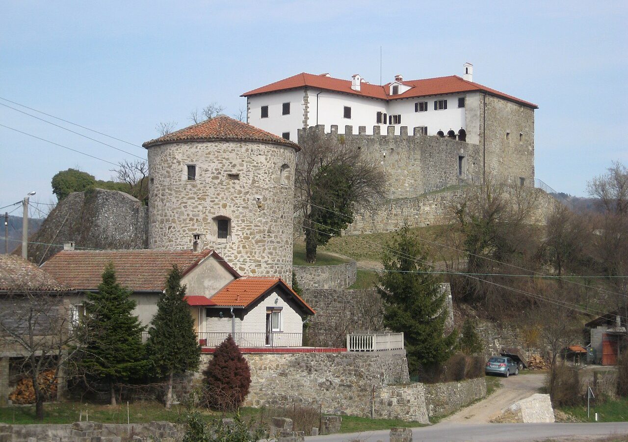 Grad Prem nad dolino Reke