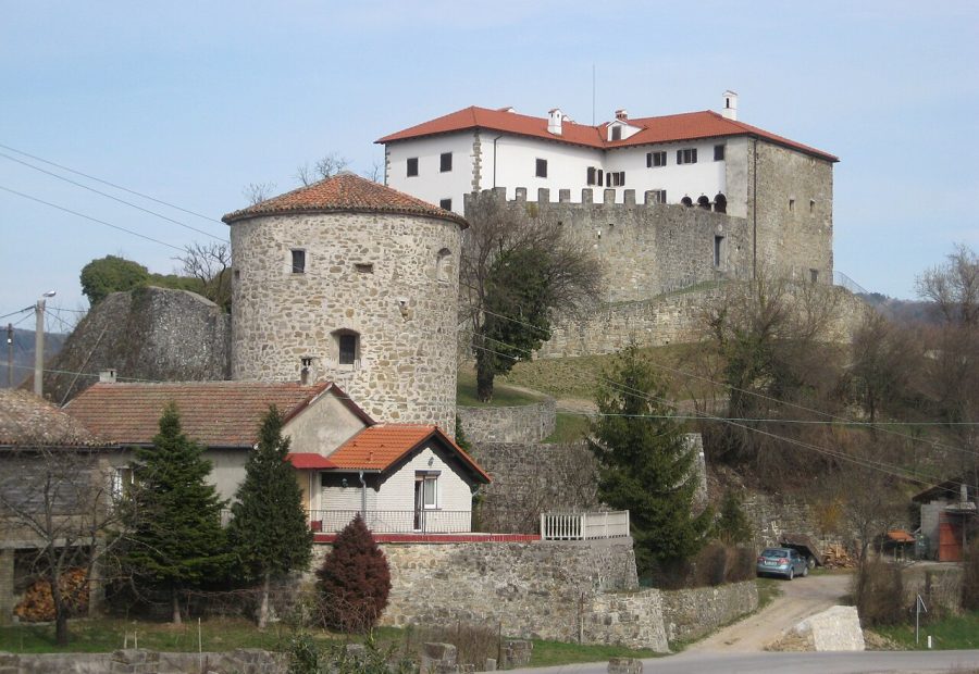 Grad Prem nad dolino Reke