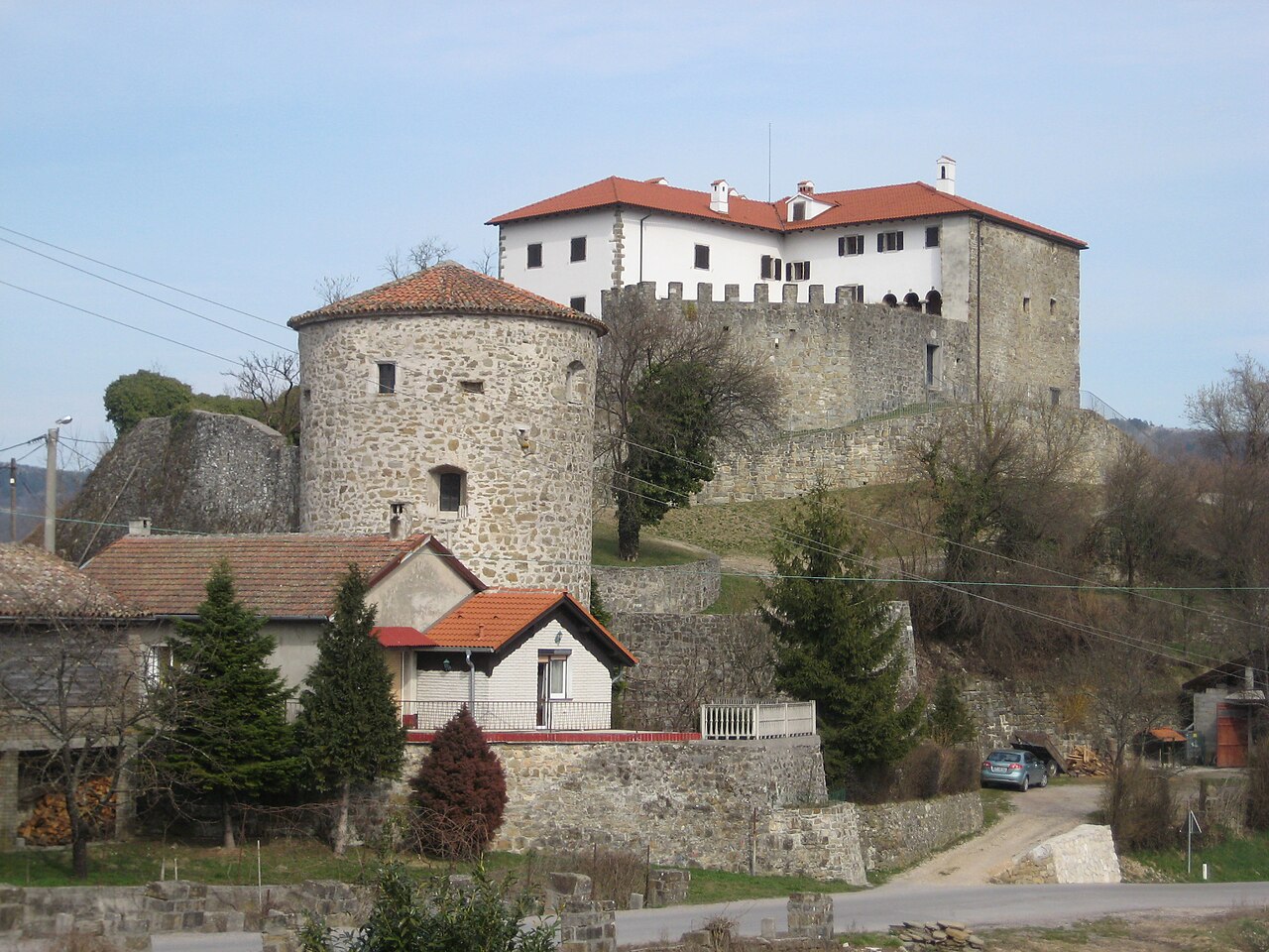 Grad Prem nad dolino Reke