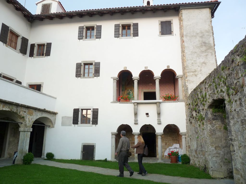 Grad Prem nad dolino Reke