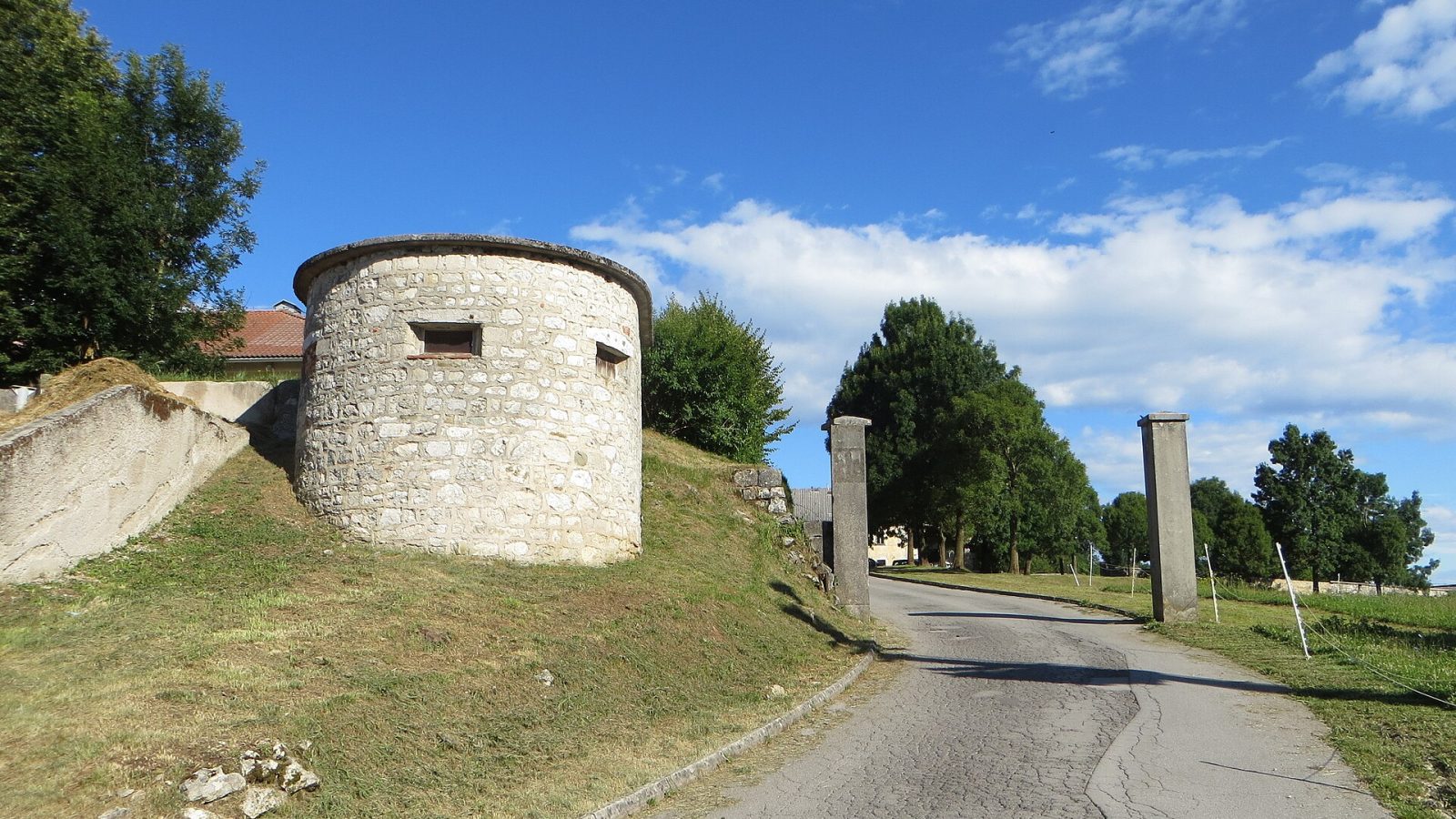 Grad Prestranek z dvoriščem in grajskim poslopjem
