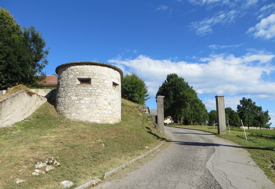 Grad Prestranek z dvoriščem in grajskim poslopjem