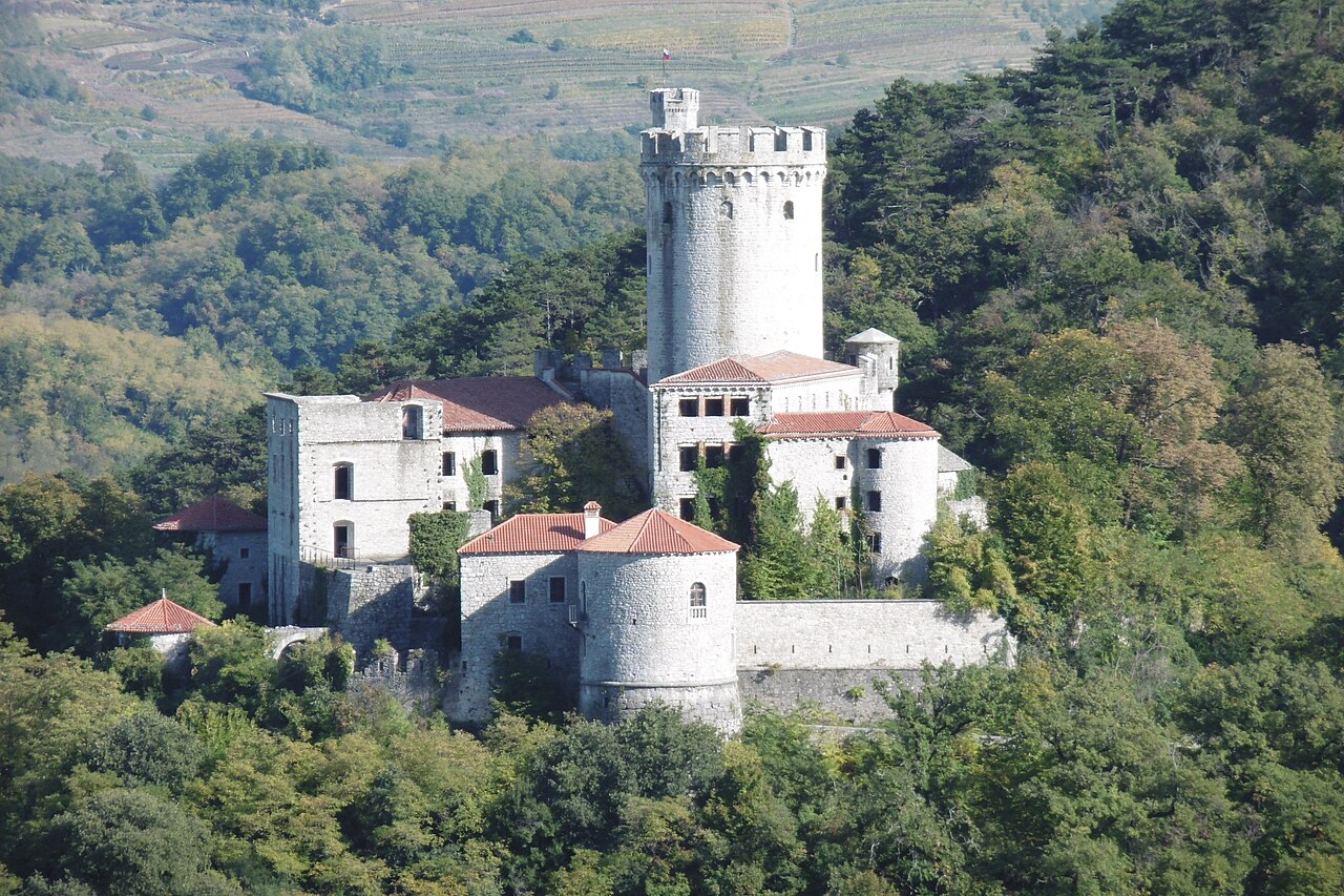 Grad Rihemberk nad Branikom