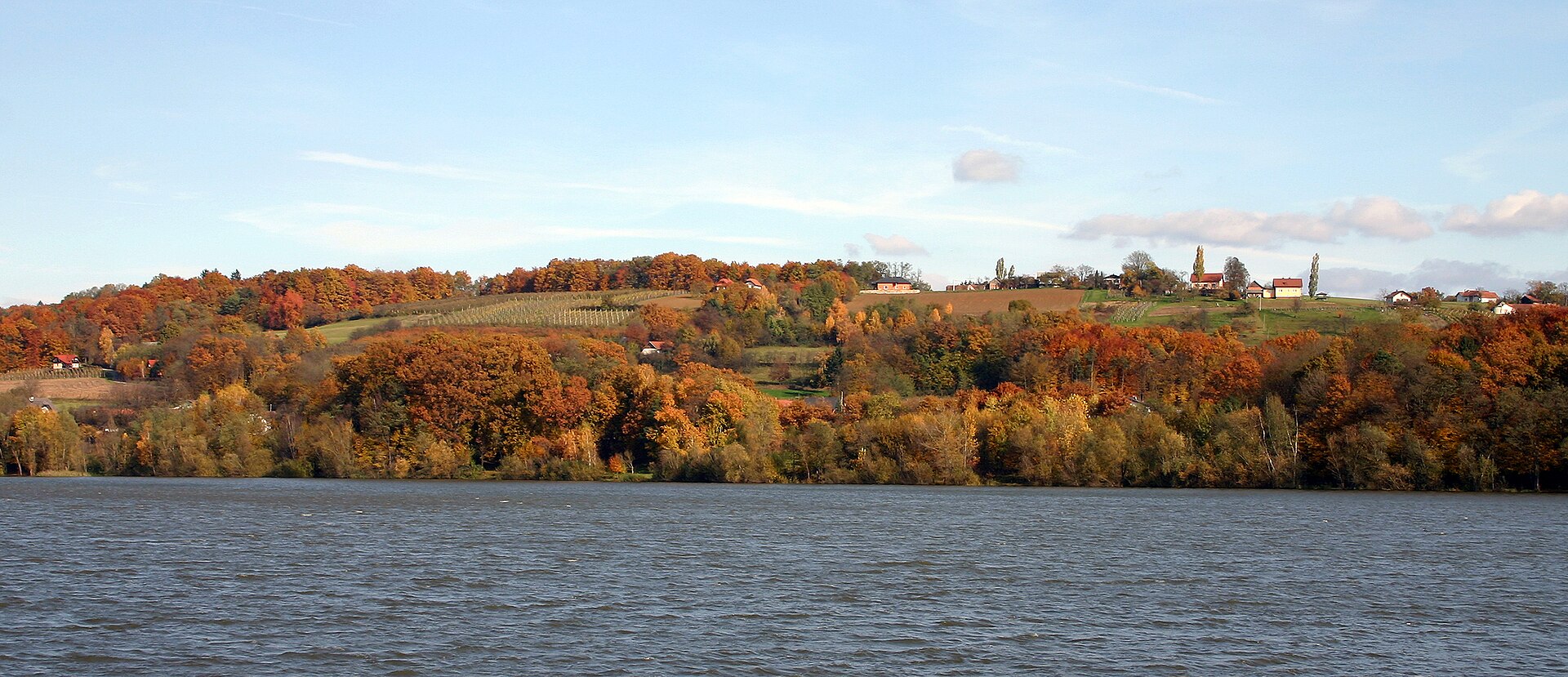 Ledavsko jezero v jeseni panorama.jpg