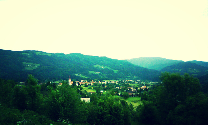 Panorama Lovrenca na Pohorju pod gozdnatimi pobočji Pohorja